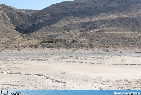 ویلای اشرف پهلوی و بهروز وثوقی در وسط دریاچه ارومیه