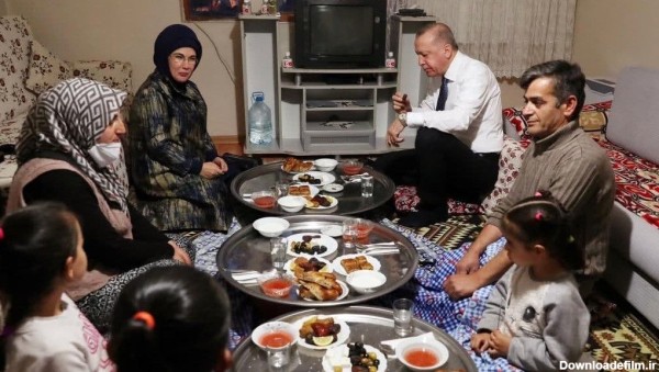 آقای رئیس جمهور و همسرش سر سفره افطار یک خانواده عادی + عکس