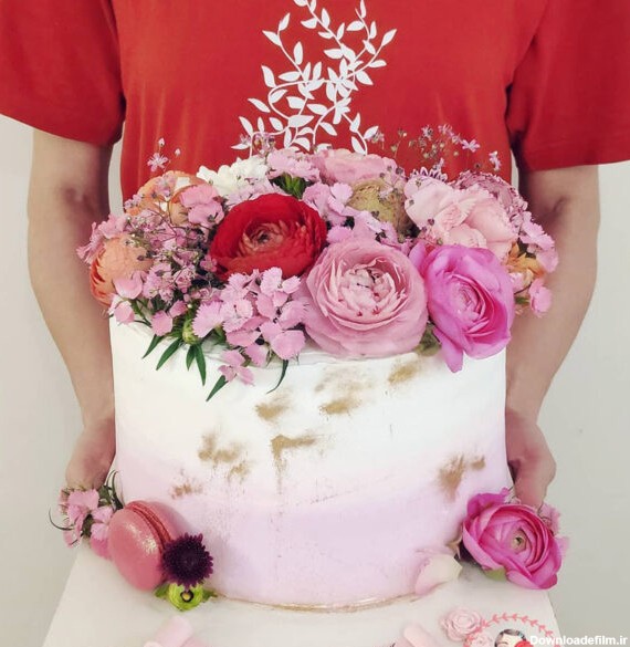 کیک خامه ای با دیزاین گل و ماکارون بهاری