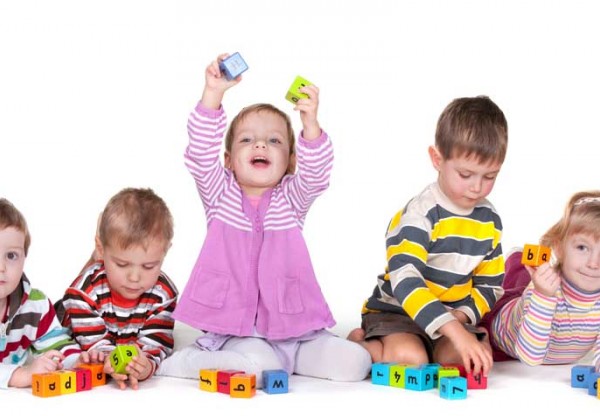 دانلود تصویر با کیفیت کودکان در حال بازی کردن با مکعب حروف