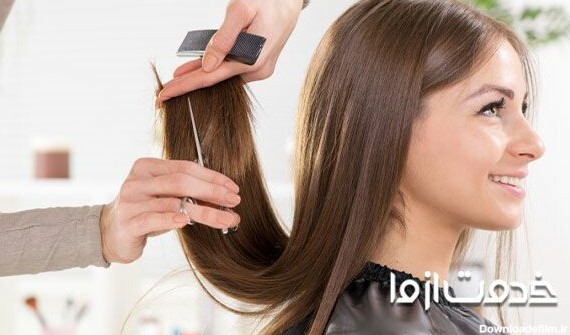 یک خانم در حال کوتاه کردن مو
