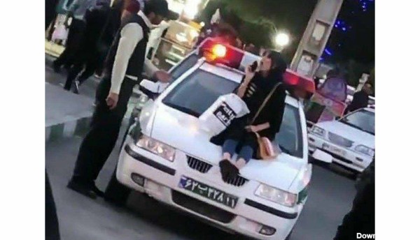 عکس دختر بدحجاب که روی ماشین پلیس نشست / او در آذربایجان غربی ...