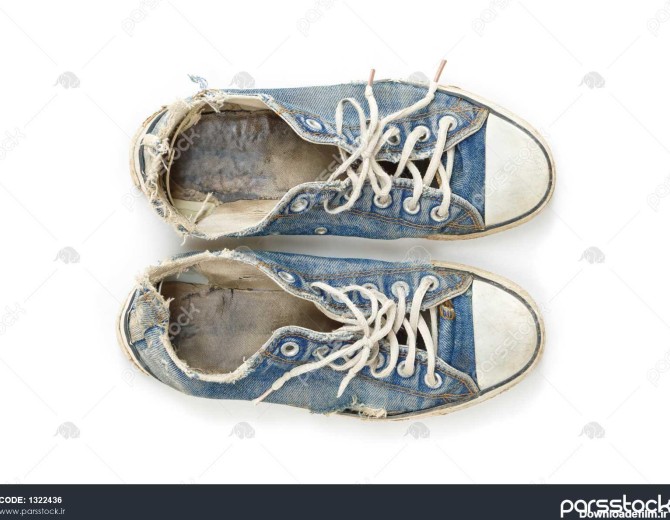 کفش های کتانی بوم آبی قدیمی و کثیف جدا شده در پس زمینه سفید ...