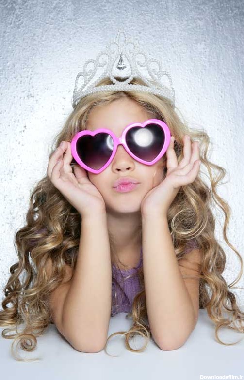 دانلود تصویر با کیفیت دختر زیبا با موهای فر و عینک قلبی