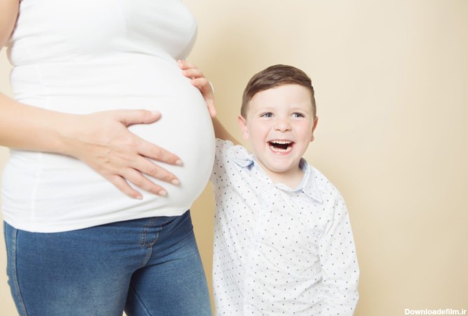 ژست عکس بارداری خانوادگی در آتلیه