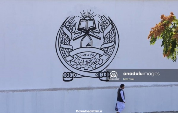 نقش پرچم طالبان روی دیوار سفارت آمریکا در کابل