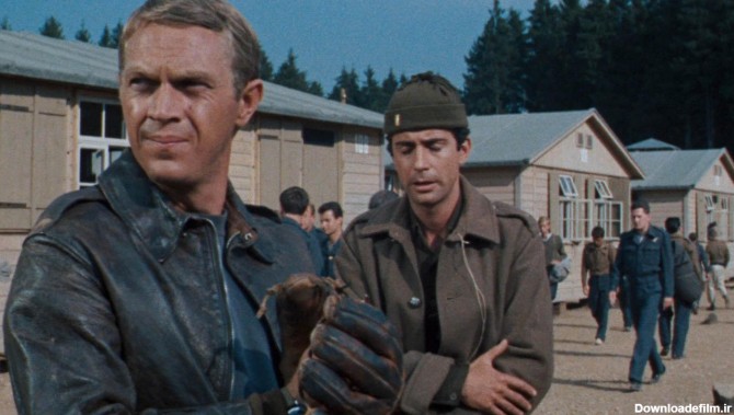 استیو مک‌کویین به همراه سربازان دیگر در کمپ در فیلم The Great Escape