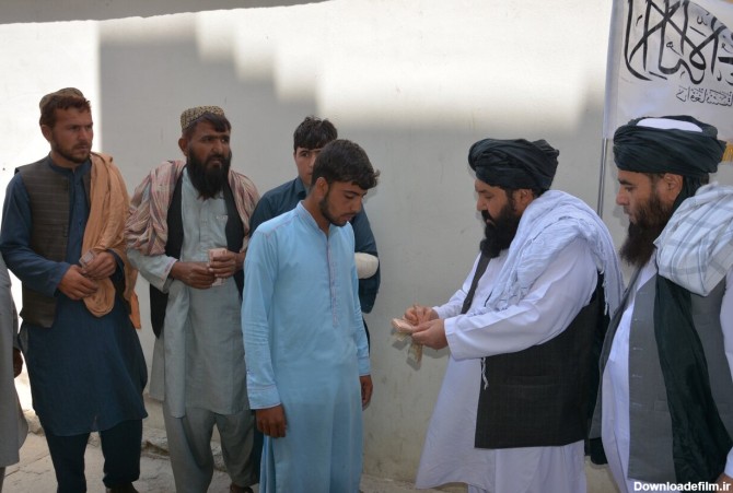 طالبان در حال توزیع دلار بین مردم افغانستان/عکس - خبرآنلاین