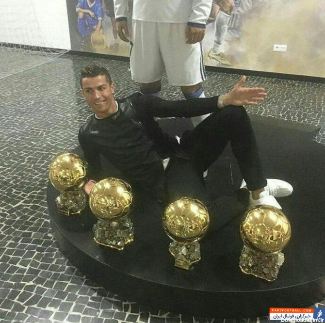 عکس ؛ فوق ستاره فوتبال جهان در کنار چهار توپ طلای خود | رونالدو ...