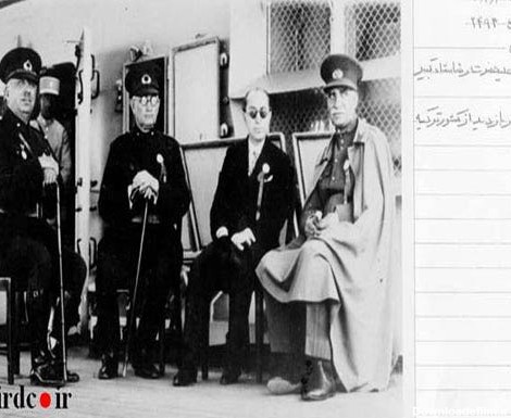 رضاشاه پهلوی به همراه دو تن از نظامیان ترکیه