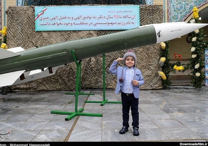 آخرین خبر | عکس/ ادای احترام یک کودک در کنار موشک های یادگار شهید ...