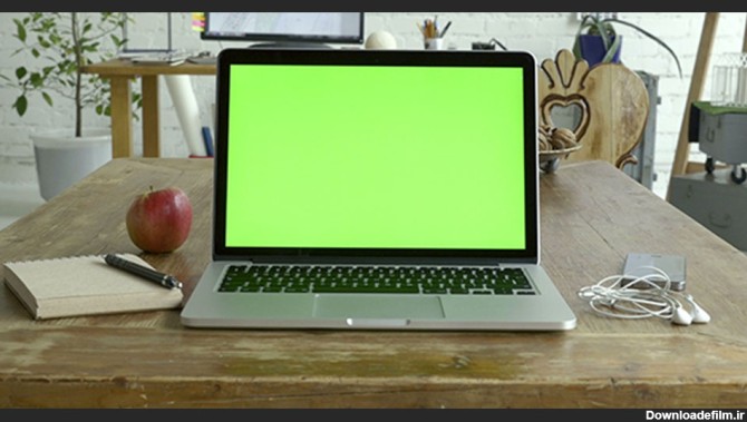 فوتیج ویدیویی موکاپ لپ تاپ روی میز چوبی کار - مغزابزار