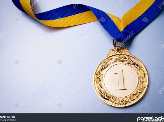 مدال طلا در پیش زمینه روی روبان آبی رنگ زرد 1422964