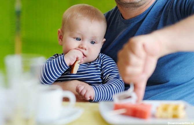 عکس بچه در حال غذا خوردن