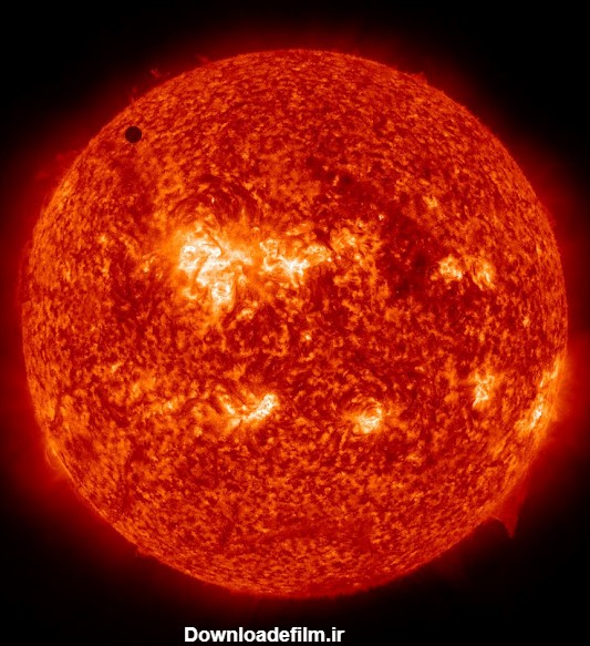تصویری از گذر سیاره ناهید از مقابل خورشید در سال 2012 که "رصدخانه دینامیک خورشیدی" آن را به ثبت رسانده است.