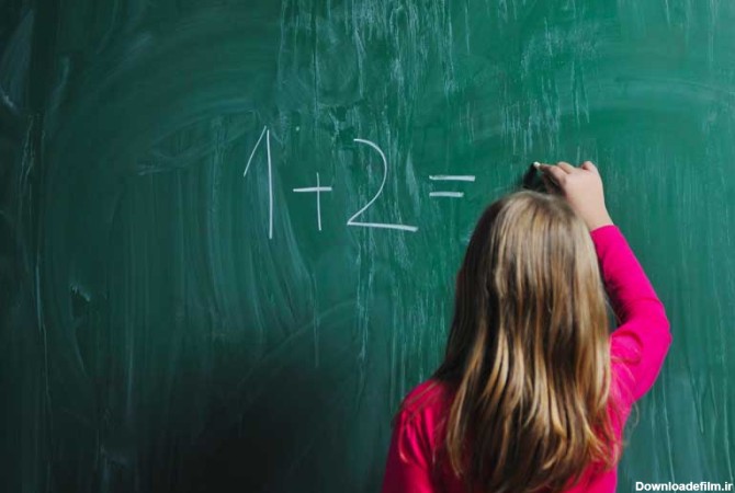 دانلود تصویر باکیفیت دختر بچه در حال تمرین ریاضی