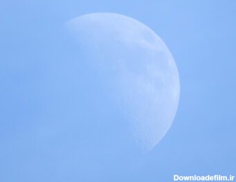 دانلود عکس نیمه ماه در آسمان آبی در طول روز