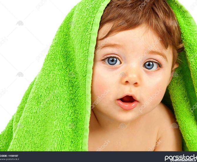 تصویر نوزاد پسر ناز پوشیده شده با حوله سبز جدا شده در پس ...