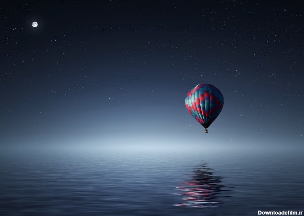عکس زمینه بالون شناور در هوا روی آب در شب پس زمینه | والپیپر گرام