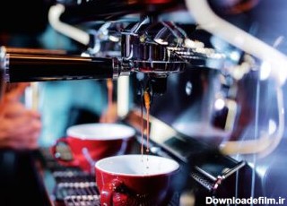 دانلود عکس اسپرسو شات از قهوه ساز در کافی شاپ