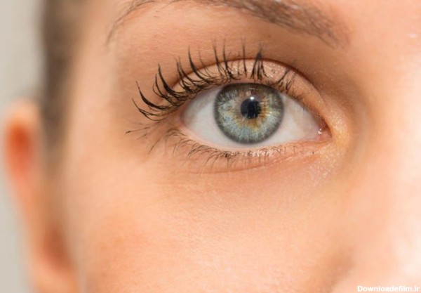 استفاده از لنزهای تماسی آرایشی نیز می‌تواند به طور موقتی رنگ چشم را تغییر دهد اما رنگ چشم ممکن است به طور طبیعی نیز تغییر کند.