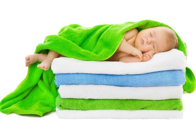 دانلود تصویر باکیفیت نوزاد خوابیده بر روی پتو های زیبا
