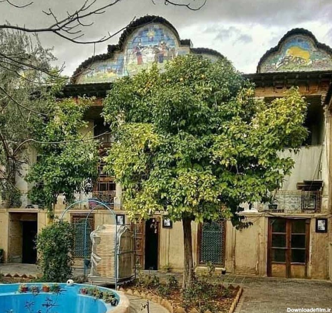 نمای ورودی خانه سعادت شیراز مقابل حوض آبی