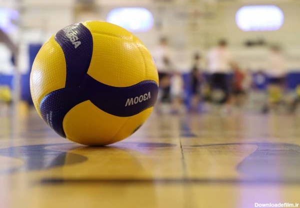 تصویر زمینه خفن توپ والیبال در سالن ورزشی با کیفیت عالی