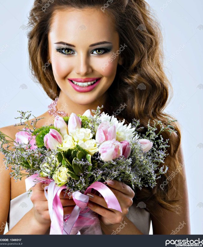 خوشگل دختر با گل ها در دست 1349317