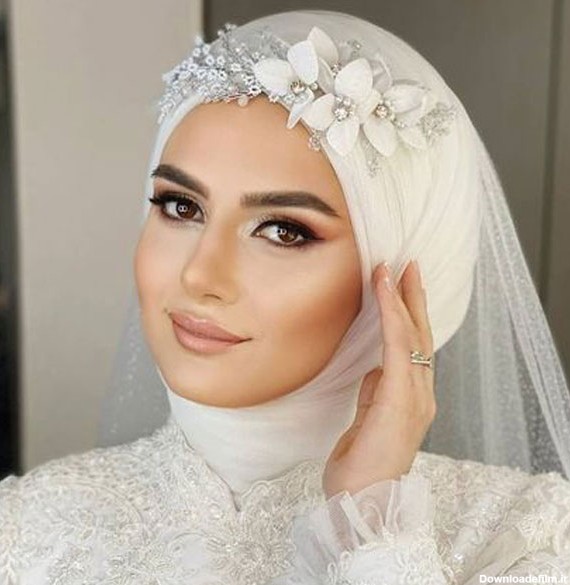 مدل میکاپ عروس با حجاب زیبا و شیک با لباس عروس پوشیده و توربان
