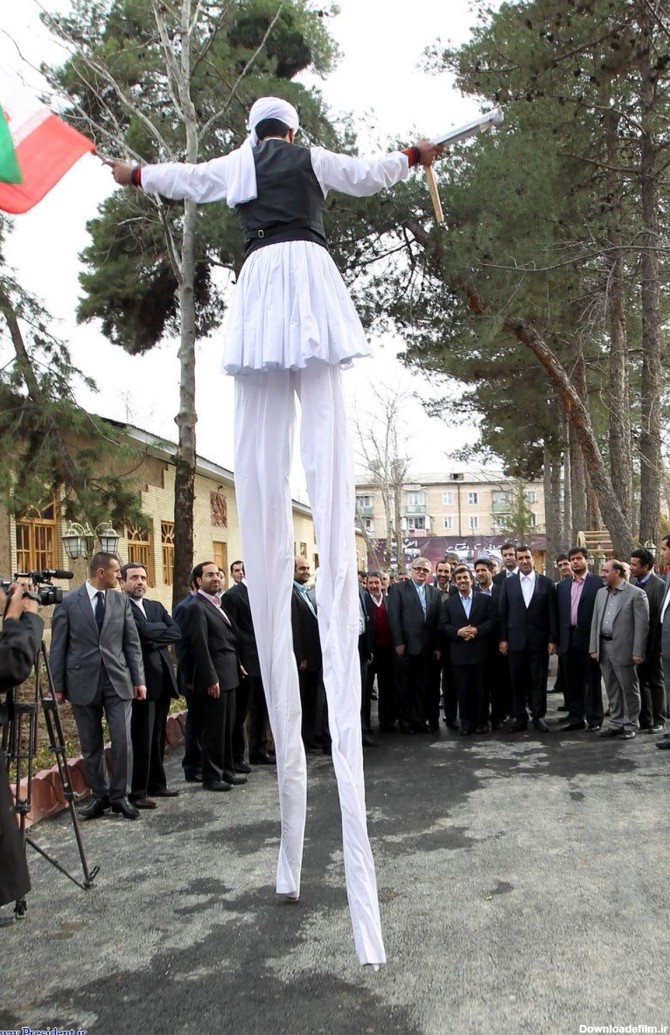 استقبال مرد شش متری از احمدی‌نژاد /عکس