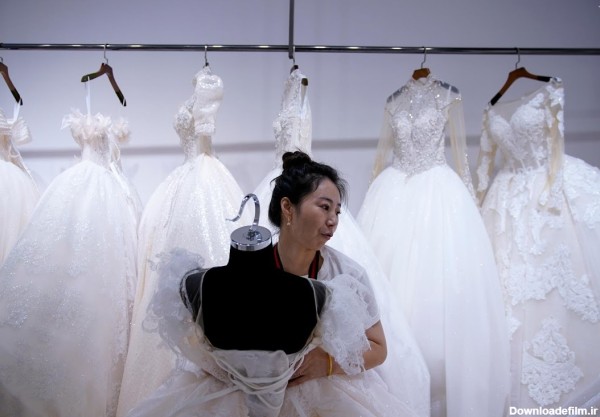 فرارو | (تصاویر) شهری که بزرگترین تولیدکننده لباس عروس در جهان است