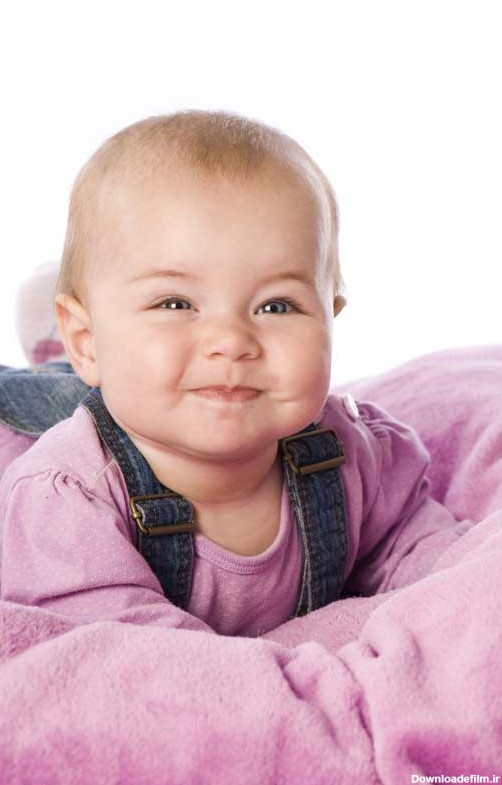 دانلود تصویر باکیفیت نوزاد ناز در حال لبخند زدن