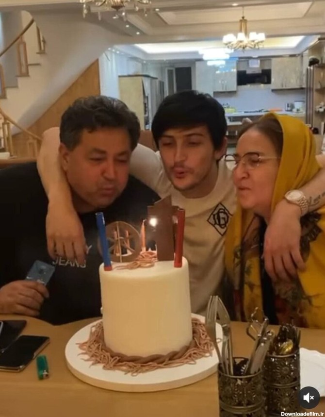 جشن تولد سردار آزمون در کنار خانواده/عکس - خبرآنلاین