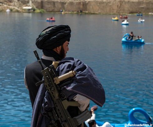 تفریح و خوشگذرانی جنگجویان طالبان با تفنگ به دوش!+تصاویر