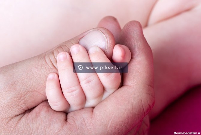 دانلود تصویر باکیفیت با موضوع دست نوزاد در دست پدرش