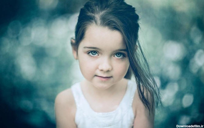 دختر بچه زیبا و چشم رنگی