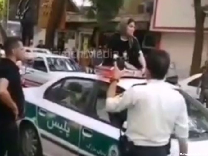فرارو | (ویدئو) یک زن روی سقف ماشین پلیس:‌ شوهرم را آزاد کنید!