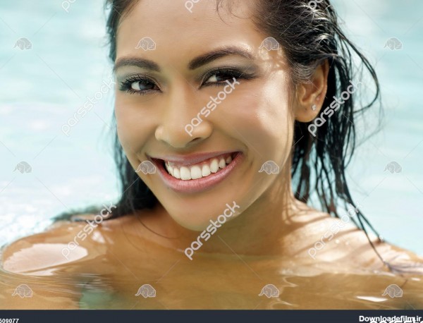 زن جوان و خنده دار جذاب در استخر شنا 1509077