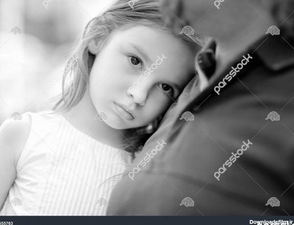 عکس سیاه و سفید دختر کوچک غمگین در کنار پدرش 1555763