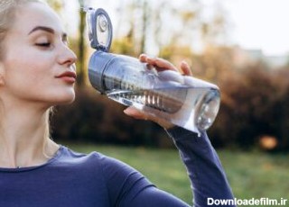 دانلود عکس دختر ورزشی لاغر در حال نوشیدن آب تناسب اندام زن جوان در حال گرفتن