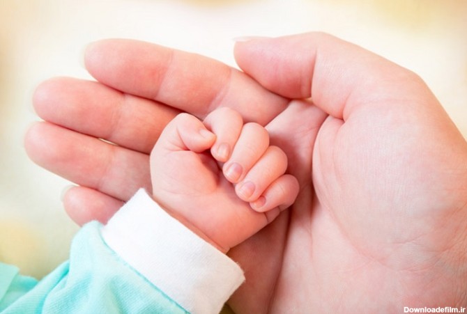 مشت کردن دست نوزاد چه زمانی نگران کننده است؟