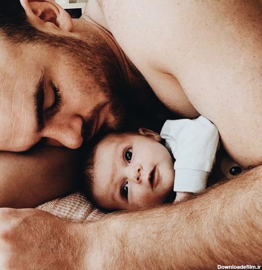 مدل های زیبای عکس گرفتن نوزاد با پدر در خانه - مجله چند ماهمه