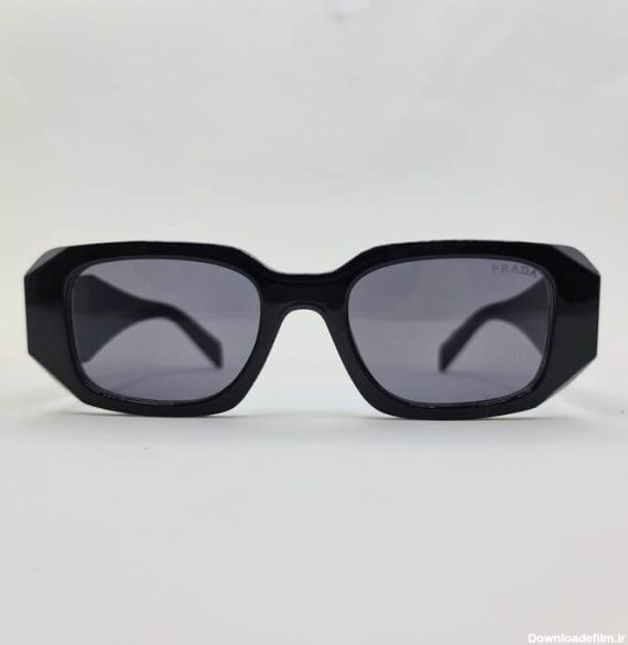 عکس از عینک آفتابی سه بعدی برند پرادا با فریم مشکی و دسته پهن مدل 3941