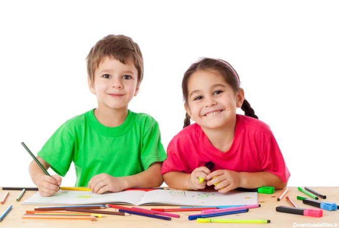 دانلود تصویر باکیفیت پسر بچه و دختر بچه در حال نقاشی کشیدن