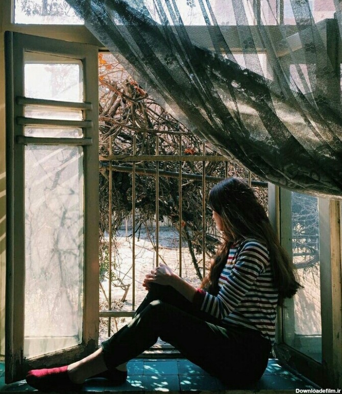 عکس دختر تنها لب پنجره