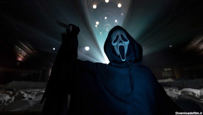 گوست فیس آماده قتل مقابل پروژکتور در فیلم Scream VI (جیغ ۶)