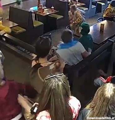 (فیلم)ورود یک گوزن به رستوران مشتریان را فراری داد