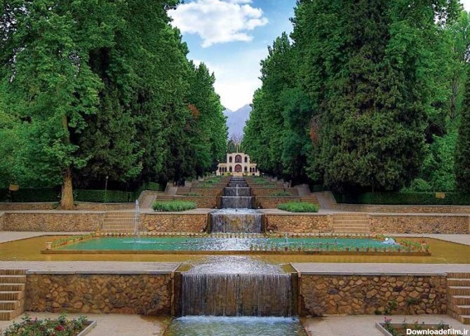 نمای داخلی باغ ایرانی با درختکاری و جوی آب