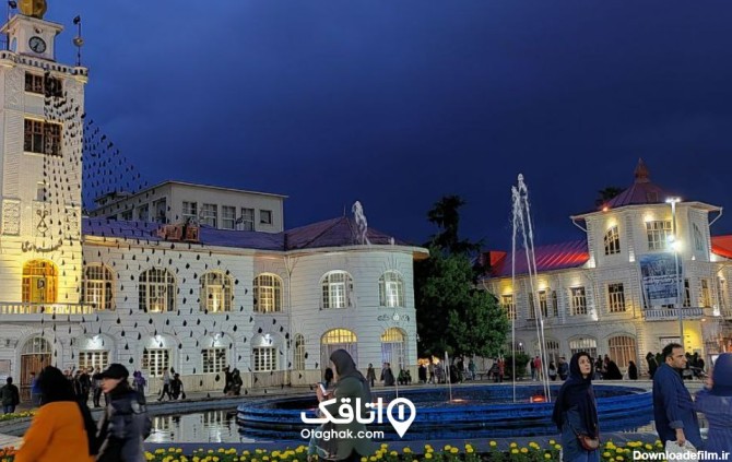 اطراف میدان شهرداری رشت را ساختمان‌های قدیمی با معماری اصیل ایرانی تشکیل داده‌اند